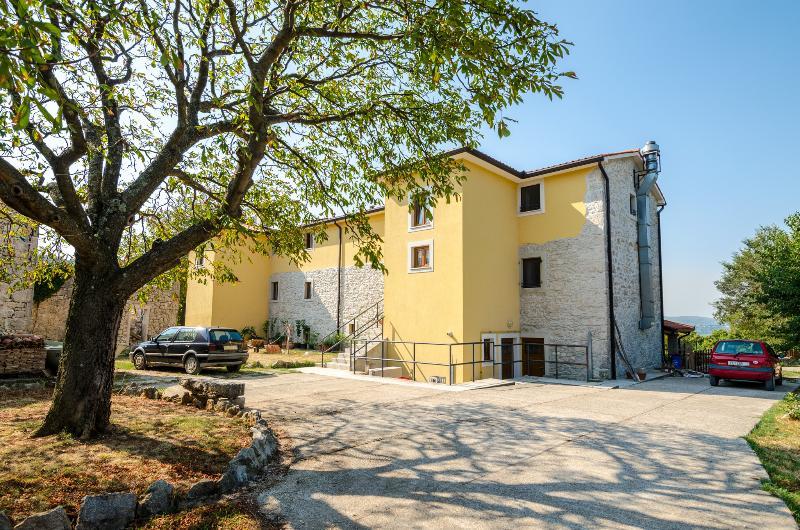 Villa Calussovo Ripenda Kras エクステリア 写真